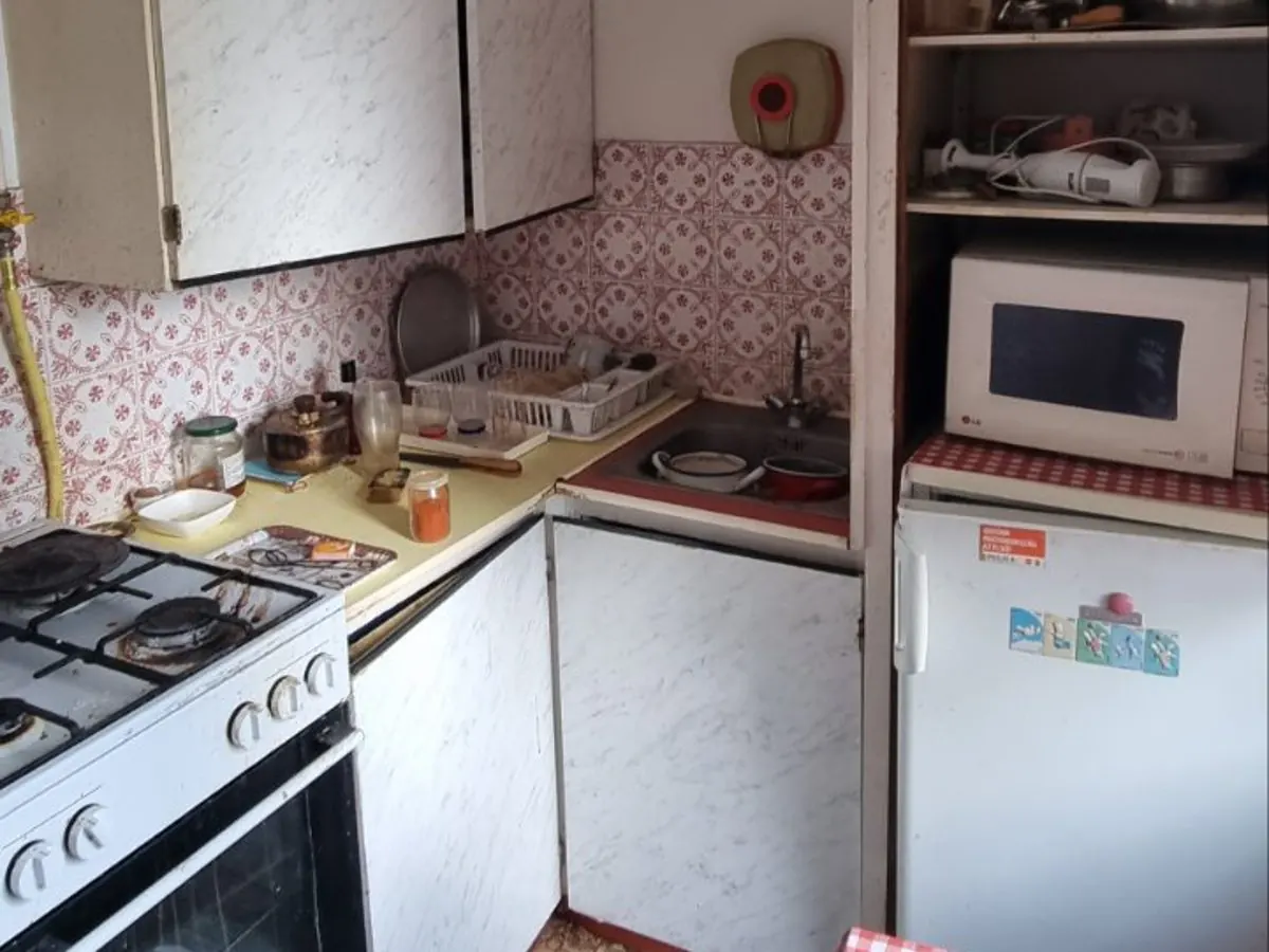 A régi L-alakú konyha a felújítás előtt