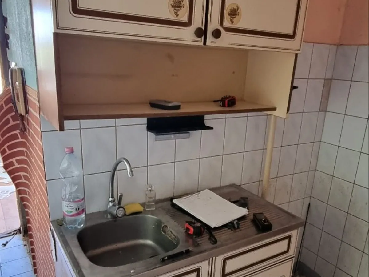 A régi mosogató és szekrények a felújítás előtt